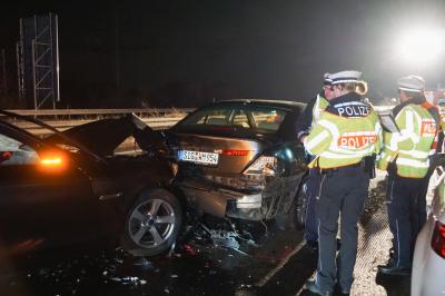 Filderstadt Bonlanden: Massenkarambolage mit 8 beteiligten Fahrzeugen und mehreren verletzen Personen auf der B27